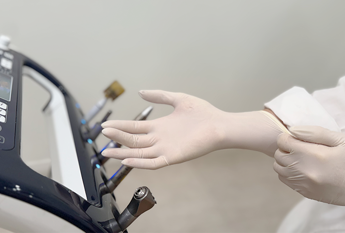 전 직원 매 환자당 장갑 착용 및 손 소독